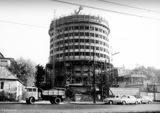 1967-ben éjjel-nappal folyt az építkezés a szállodán