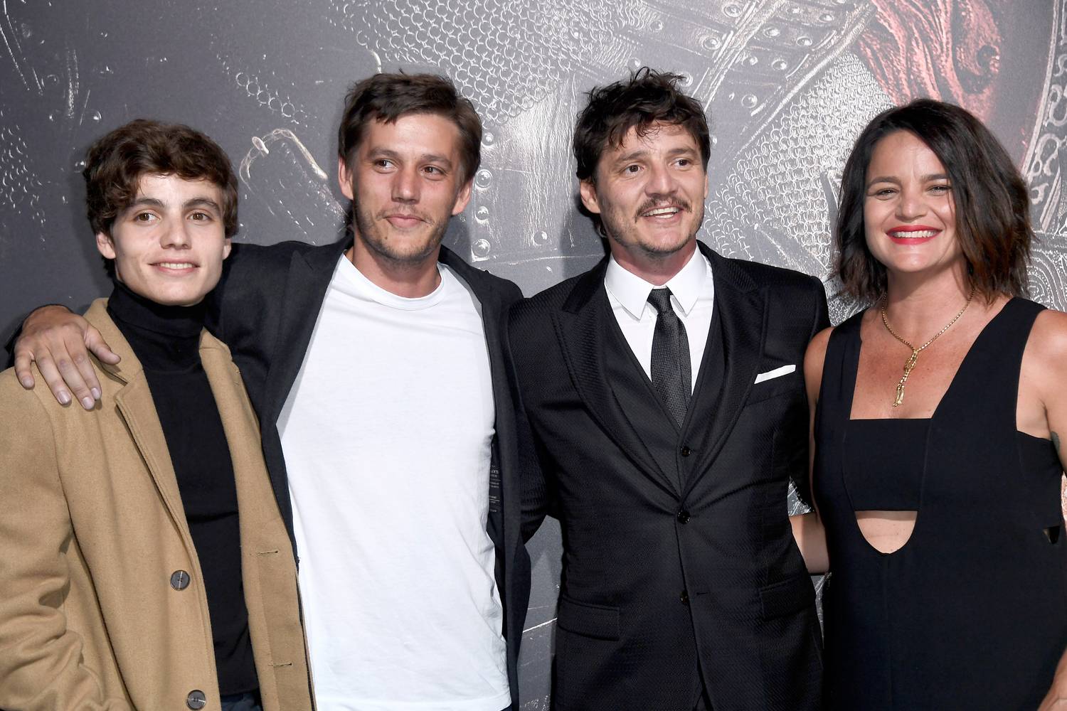 Pedro Pascal és testvérei 2017-ben, ekkor a kép bal szélén álló Lux még férfitestben élte az életét, Lucas volt a neve eredetileg.