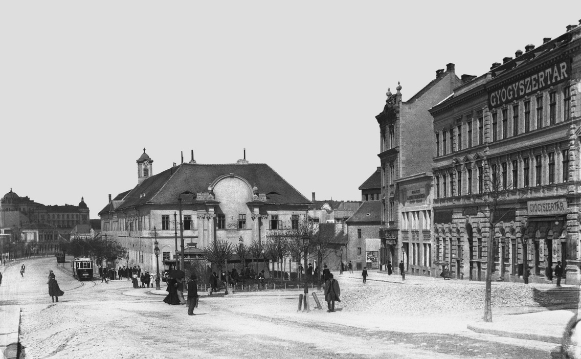 Széna tér, szemben a Régi Szent János Kórház, balra a Margit körút (1909)