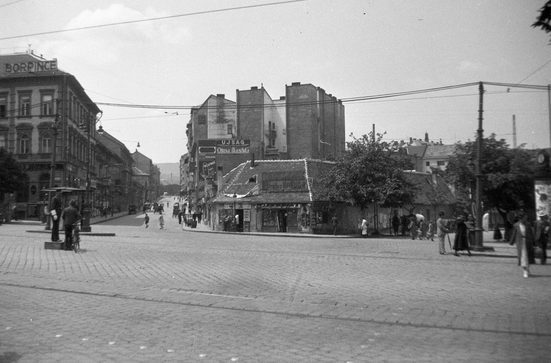 Széna tér, szemben a Retek utca, jobbra a Lövőház utca torkolata (1932)