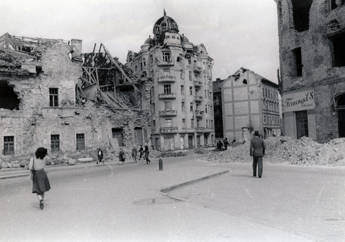 Széna tér, balra a Régi Szent János Kórház romjai, szemben a Varsányi Irén (Görgey Artúr) utca – Csalogány utca sarok (1945)