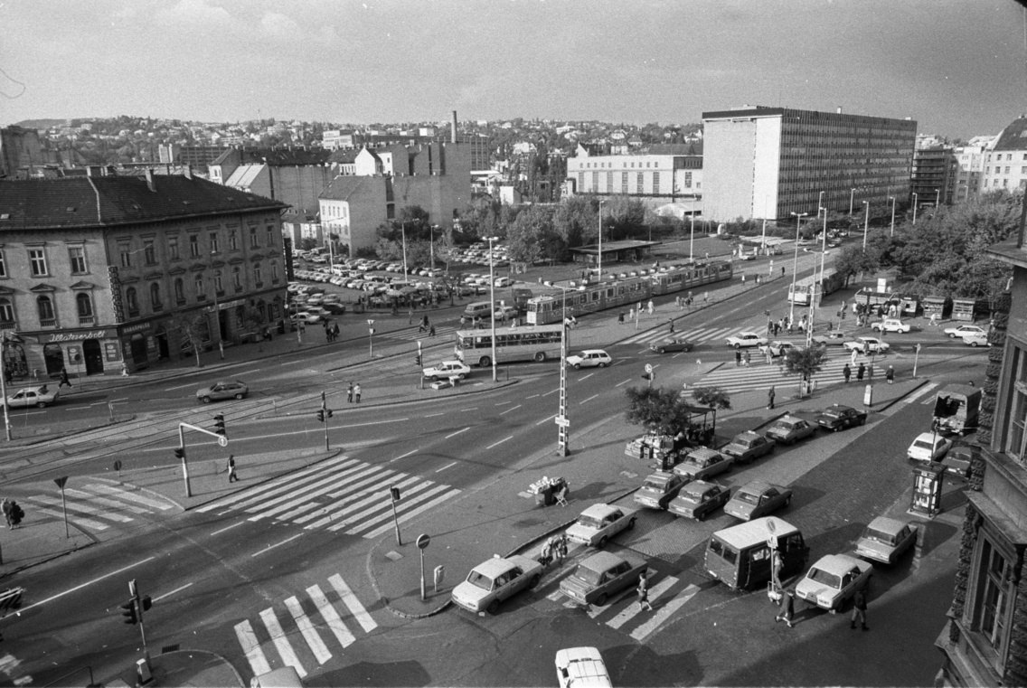 A Széna tér az Ostrom utcából nézve, szemben a Retek utca és a Lövőház utca torkolata, a háttérben a Rózsadomb (1990)