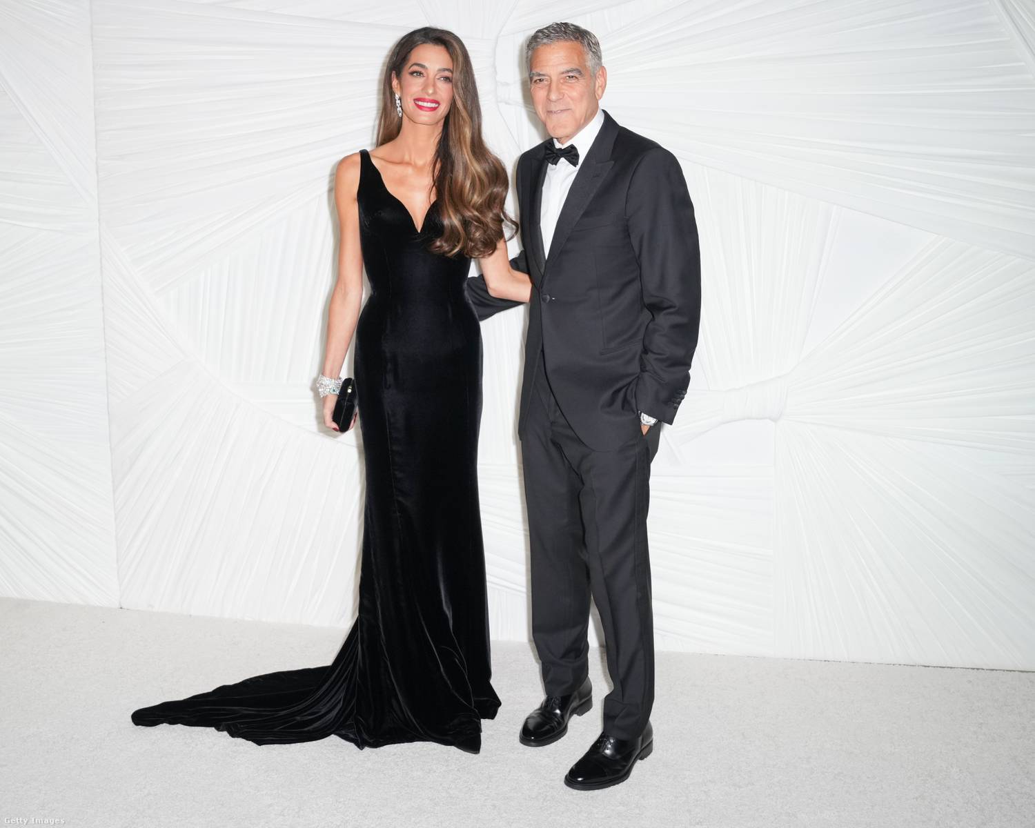 Amal Clooney egy földig érő, fekete bársonyruhában mutatkozott férje oldalán.