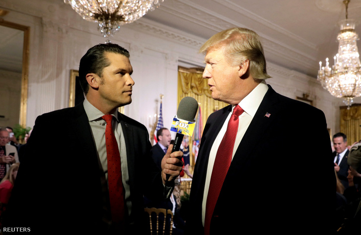 Pete Hegseth és Donald Trump 2017. április 6-án Washingtonban