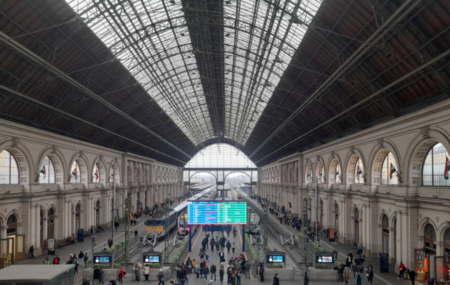 Kilátás a Keleti órájától: volt, hogy nem állt meg a vonat a pályaudvar végében lévő ütközőbaknál