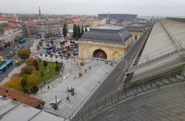 A főhomlokzaton még a tetősíknál is magasabbra lehet feljutni, alattunk terül el a 31 méter magas, 180 méter hosszú, több mint 7500 négyzetméteres csarnok