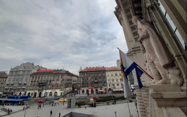 A kapu íve közötti oszlopokon a bányászatot, az ipart, a mezőgazdaságot és a kereskedelmet megtestesítő szoboralakok állnak