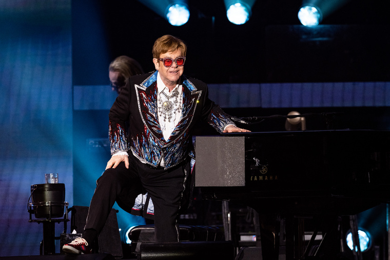 Elton John kétségtelenül minden idők egyik legsikeresebb szóló előadója, egy gyémánt-, 40 platina- vagy többszörös platina- és 23 aranylemezzel, és persze giga jogdíjakkal