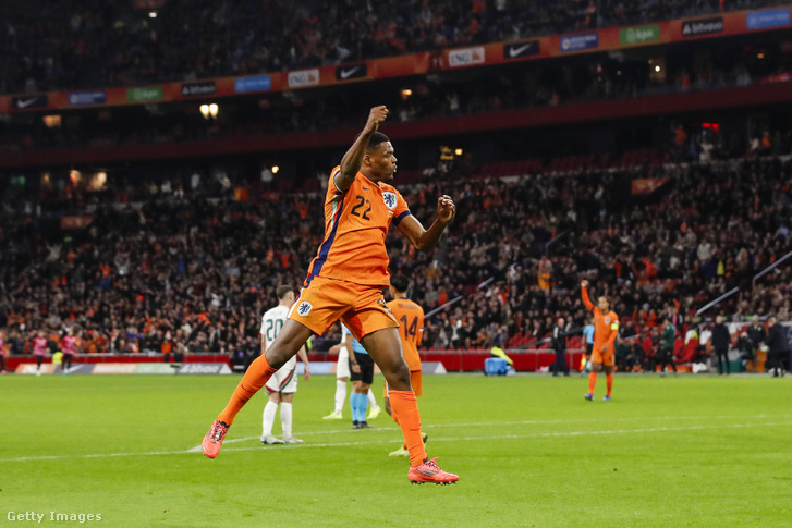 A holland Denzel Dumfries 3-0-s győzelmet ünnepel a Hollandia-Magyarország UEFA Nemzetek Ligája mérkőzésen a Johan Cruyff ArenA-ban 2024. november 16-án