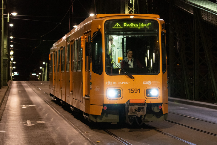 TW6000-es típusú villamos a Szabadság hídon egy próbaterheléses vizsgálat során. - Fotó:Petrány Máté/Totalcar