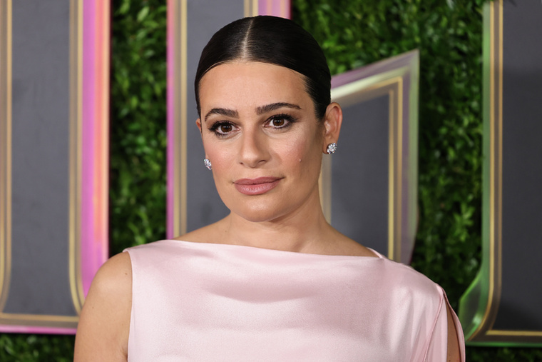 Lea Michele, a Glee – Sztárok leszünk főszereplője már korán bekerült a showbiznisz világába, ahol nem csak arra figyeltek fel, hogy csodálatos a hangja, de arra is, hogy igen karakteres orra van