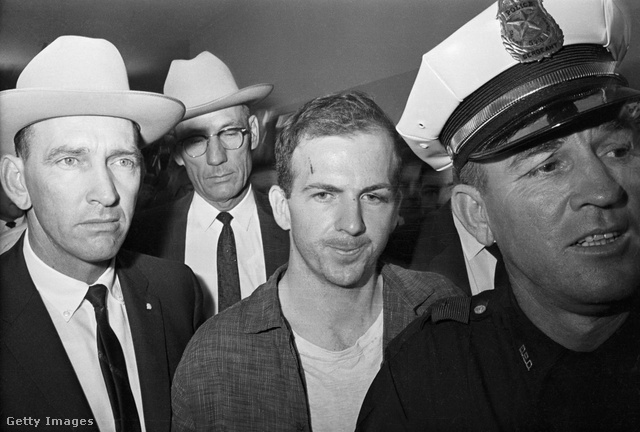 Lee Harvey Oswald (k), John F. Kennedy elnök feltételezett gyilkosa, amikor elkapták a rendőrök