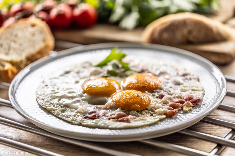 A túl magas hőfokon kezelt tükörtojásból veszélyes anyagok szabadulhatnak fel. (Fotó: SimpleImages / Getty Images Hungary)