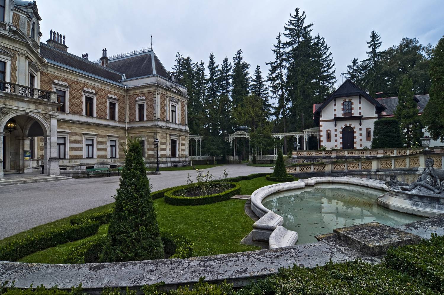 A Hermész-villa (Hermesvilla) a lainzi állatkertben (Lainzer Tiergarten) található, az egykori császári vadászterületen. Az impozáns palotát I. Ferenc József császár ajándékozta Sissinek, aki az „álmok kastélyának” nevezte. A csodálatos épület belsejében kávézó és étterem található.