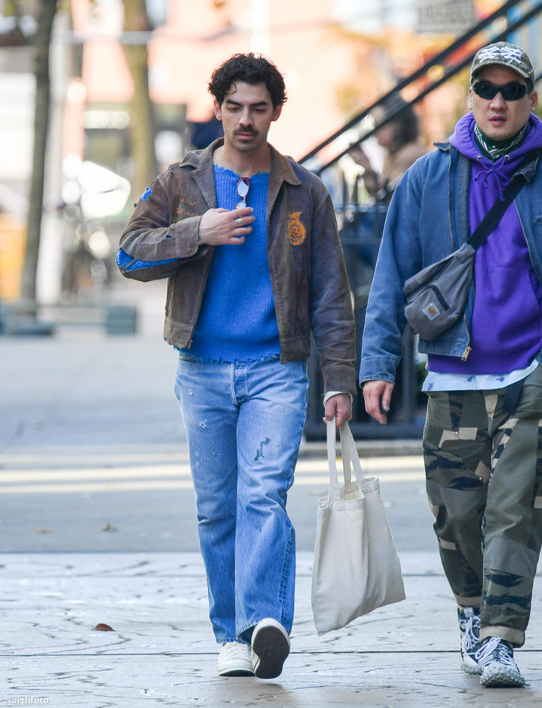 Joe Jonas erős bajusszal és szatyorral próbált elvegyülni a New York-i utcákon, és nagyjából sikerült is neki