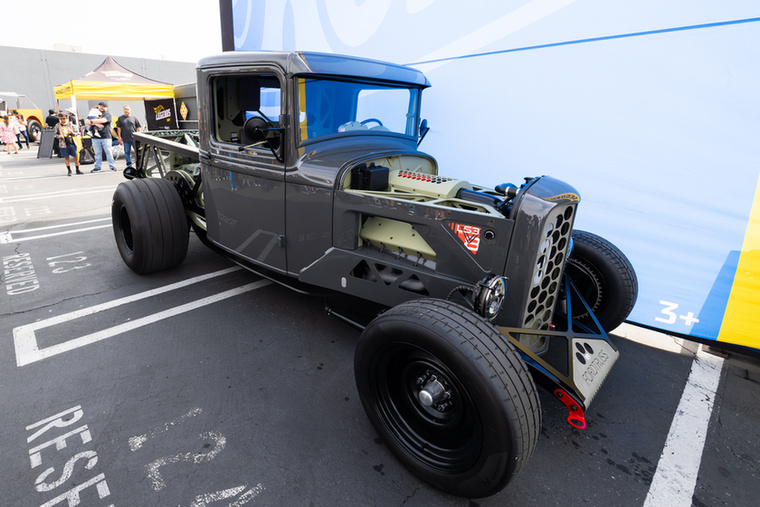 A következő döntős autó is egy hot-rod pick-up, csak ezt egy ’34-es Ford Pickup-ból építették