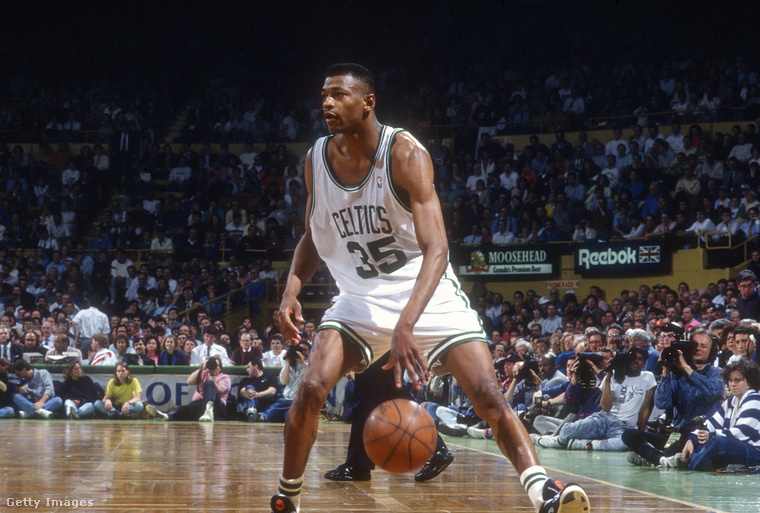 Reggie LewisA Boston Celticskorábbi&nbsp; kiváló kosárlabdázója először az 1993-as rájátszás egy mérkőzésén lett rosszul, majd abban az évben nyáron edzésen kapott szívrohamot, és elhunyt.