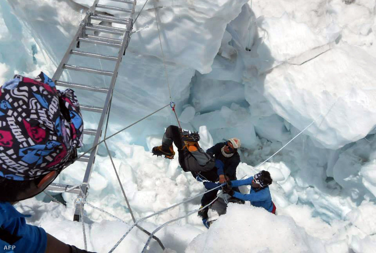 Egy nepáli mentőcsapat tagjai mentik a lavina egyik áldozatát a Mount Everesten