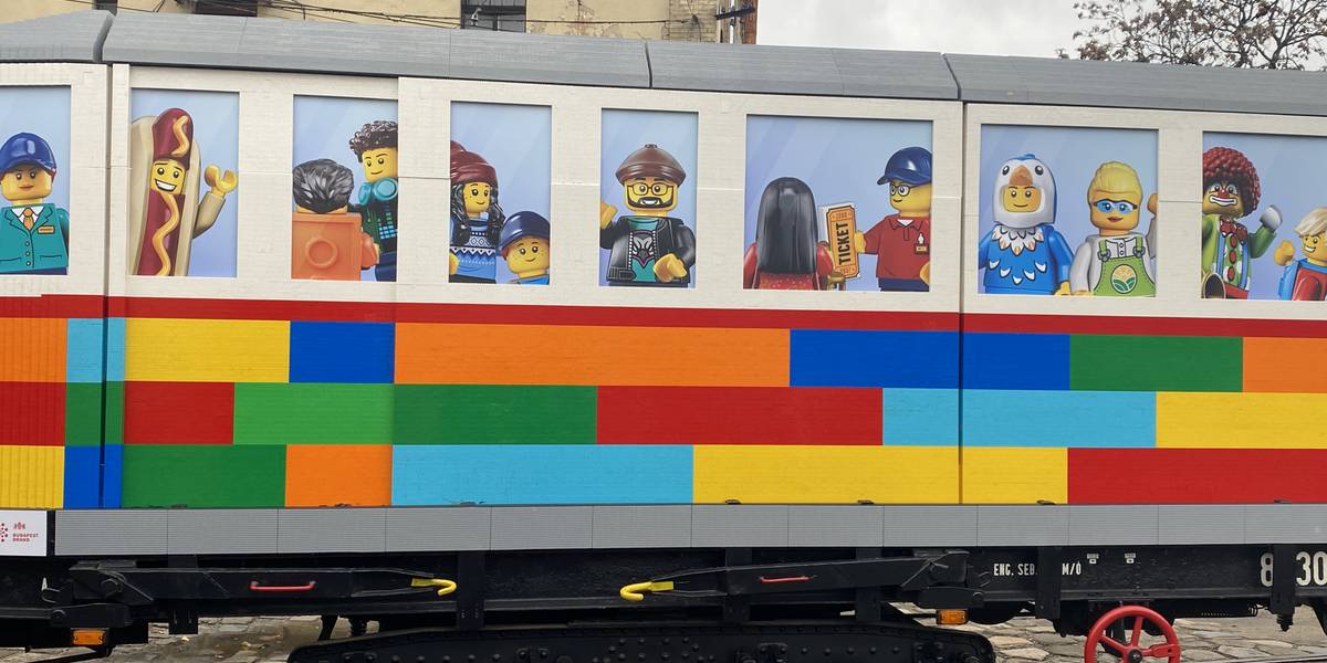 Életnagyságú LEGO villamos gördült ki a Deák térre