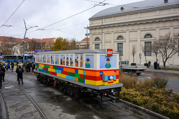 LEGO Vilit a Deák Ferenc téren csodálhatják meg a járókelők. (Fotó: Bertalan Soos)