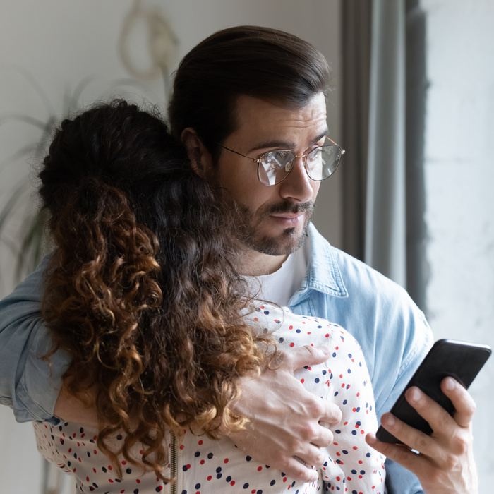 Ezek a jelek utalhatnak a partnerünk hűtlenségére