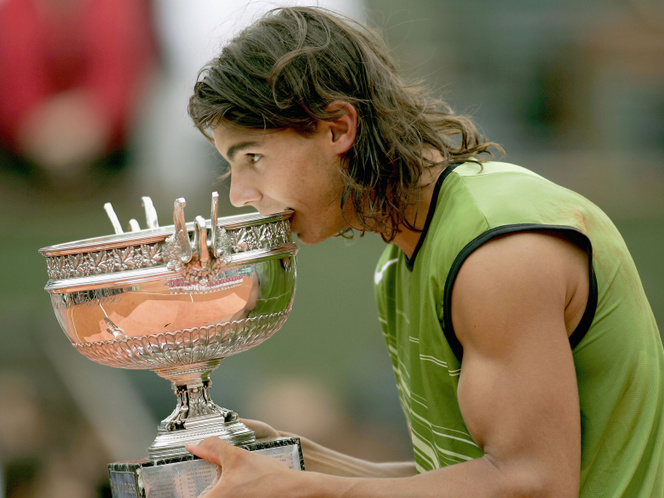 Rafael Nadal élete első Grand Slam- és Roland Garros-trófeájával 2005. június 5-én Párizsban, Franciaországban