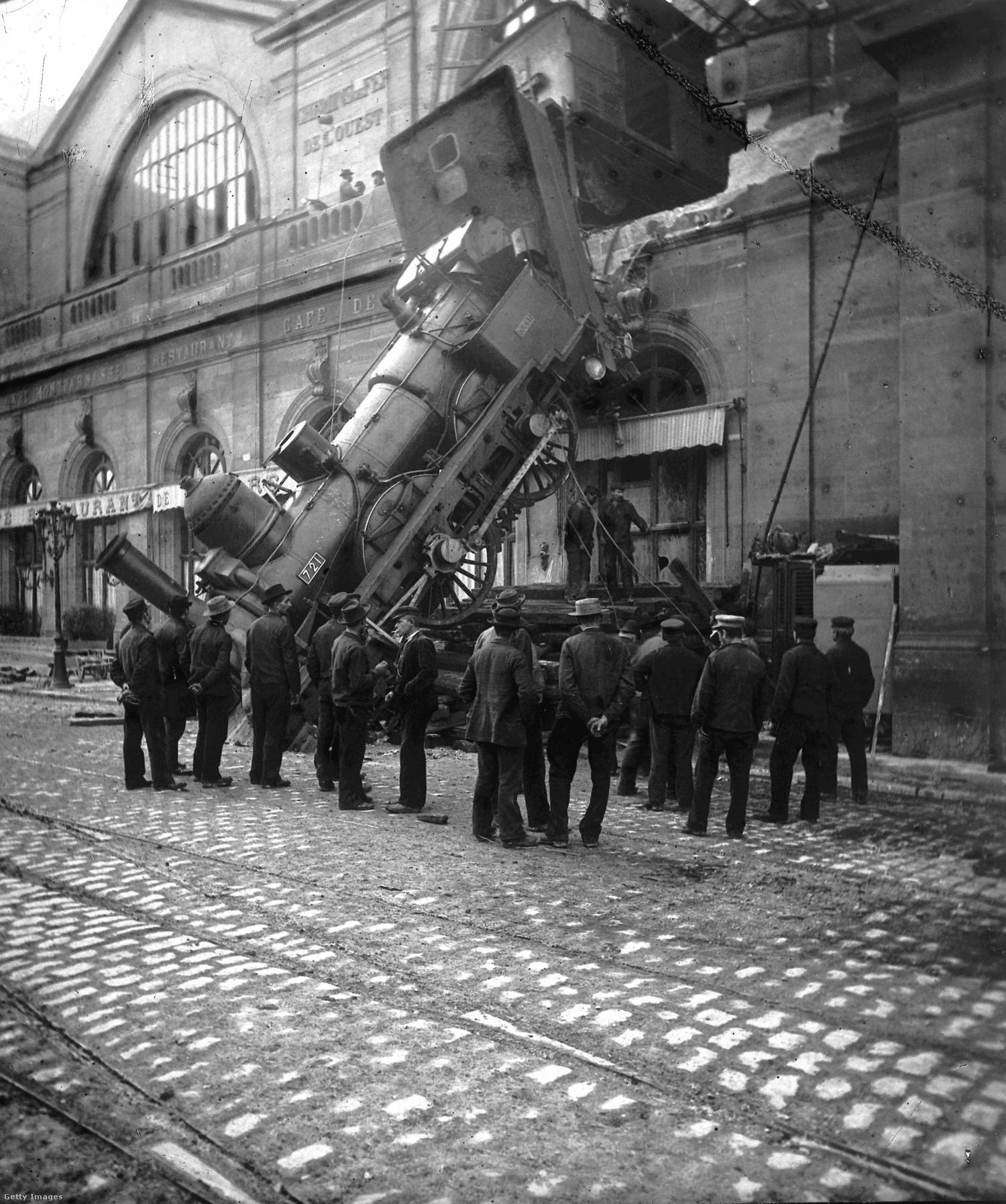 1895 októberében Montparnasse-ban egy Párizsba tartó gyorsvonat légféke meghibásodott és áttörte az állomás falát, majd az utcára zuhant.