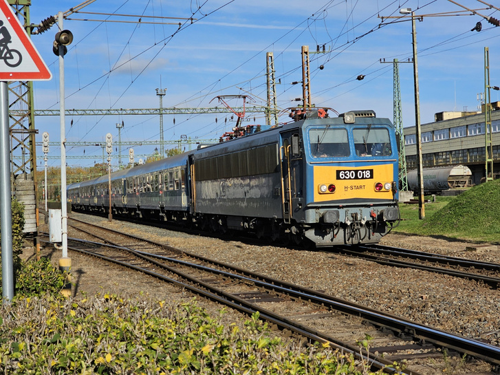 Összesen egy darab Intercity kocsit tartalmazó Tópart Intercity jár ki Balatonszentgyörgy állomásról Nagykanizsa felé. - Fotó: Juhász Péter/Totalcar