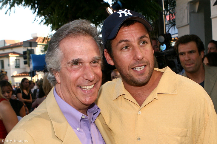 Henry Winkler (balra) a Happy Days sorozattal és A vizesnyolcas című Adam Sandler (jobbra) filmmel vált ismertté.