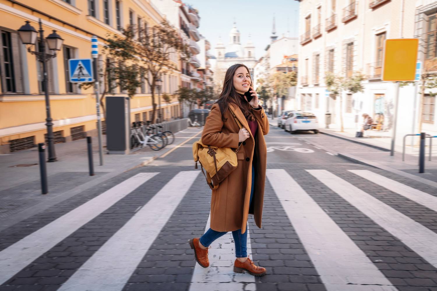 Alacsony nő térd alá érő kabátban - nem szerencsés párosítás, mert a hosszú kabát összenyomja az alakot, alacsonyabbnak mutatja viselőjét.