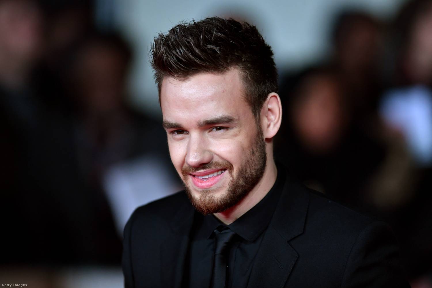 Liam Payne, a One Direction egykori tagja, Liam Payne, mindössze 31 évesen hunyt el 2024 októberében. Payne egy Buenos Aires-i szálloda harmadik emeleti erkélyéről zuhant ki, halálos kimenetelű sérüléseket szenvedett.