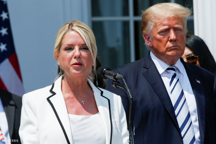 Pam Bondi és Donald Trump 2021. július 7-én