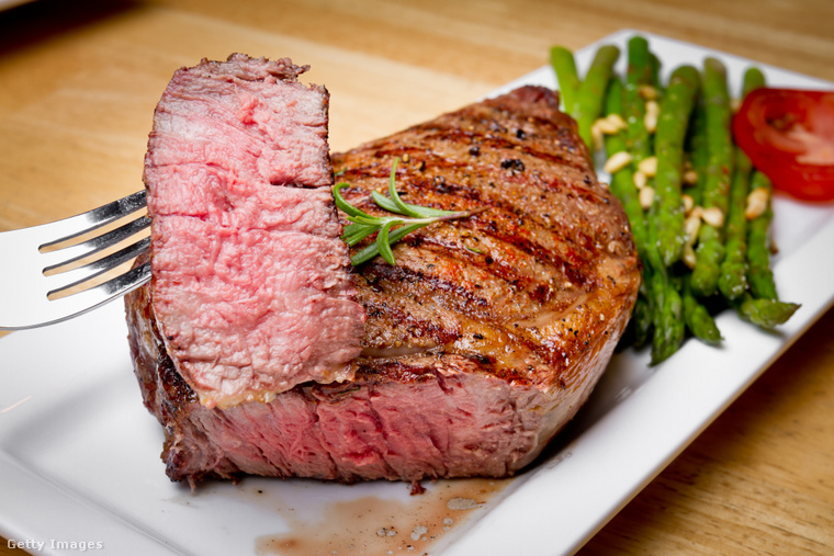 Hozzáértők szerint a Rib Eye steak a marha egyik legfinomabb része. (Fotó: grandriver / Getty Images Hungary)