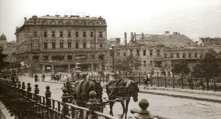 A Royal és Fehér hajó szállók az 1944. július 2-ai bombázás után