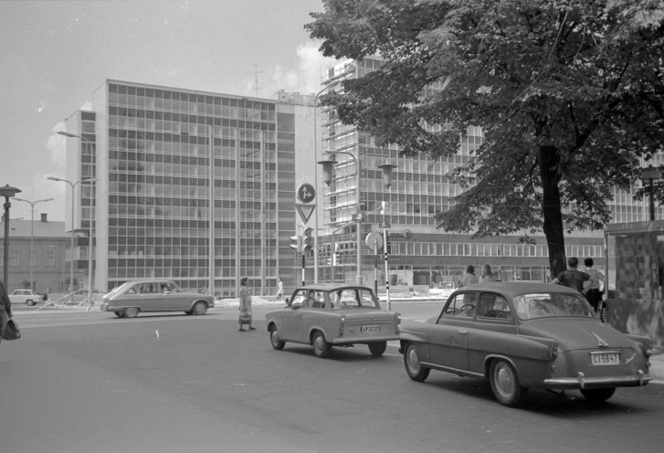 Az épülő irodakomplexum, 1971