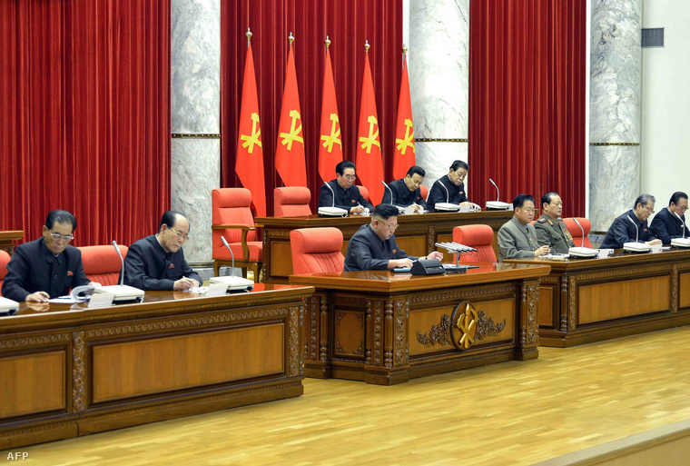 Kim Dzsongun a Központi Bizottság ülésén Phenjanban