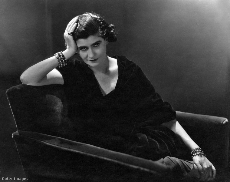 Coco Chanel: „Látod, így kell meghalni…”&nbsp;Coco Chanel, a divatvilág egyik legikonikusabb alakja, szinte a semmiből épített fel egy birodalmat, amely máig meghatározza az eleganciát és a stílust