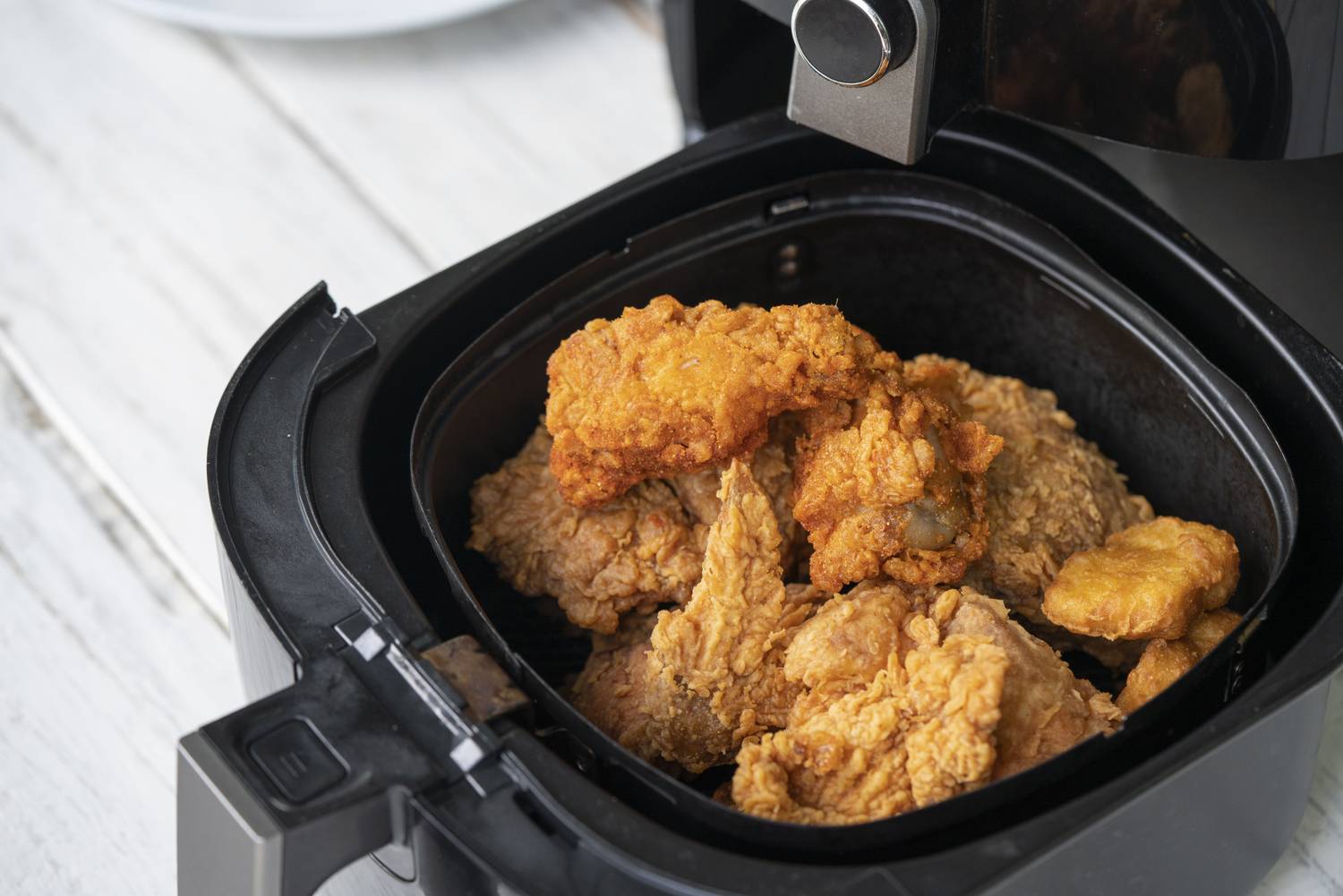 Az air fryer egyre népszerűbb konyhai felszerelés és nem véletlenül. Gyorsabban készíti el az ételeket, mint a hagyományos sütők és energiahatékonyabbak is. Nem fogyasztanak sok áramot, a legtöbbjük 800 és 1800 watt közötti teljesítményű.