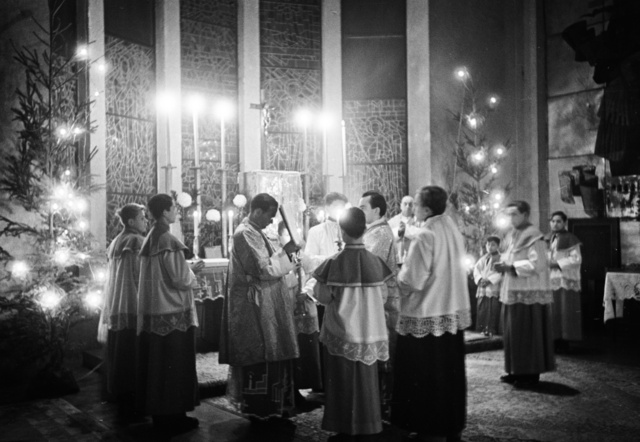 A római katolikus liturgia szerint már szenteste, azaz karácsony vigíliáján megkezdődik az ünnep