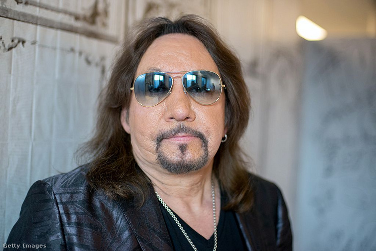 Az 1980-as években, amikor Frehley kiszállt a zenekarból, és a Frehley’s Comet nevű bandájával folytatta, lassan lehullott a maszk