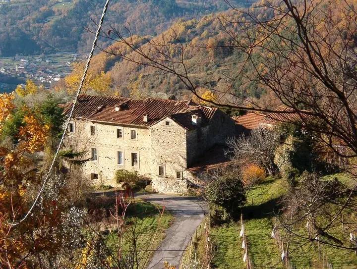 Csodálatos környezetben fekszik a falu, Lunigiana környékén.