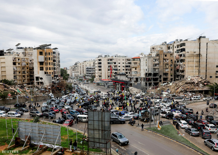 Autók úton Dél-Libanon felé Bejrút déli külvárosában, Libanonban 2024. november 27-én