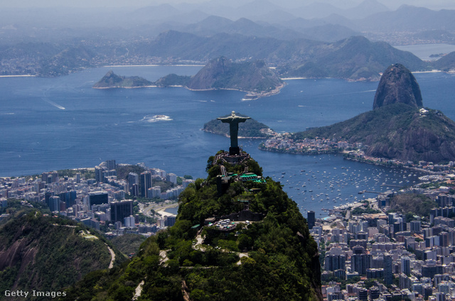 A Rio de Janeiro fölé magasodó alkotás arc deco stílusban készült