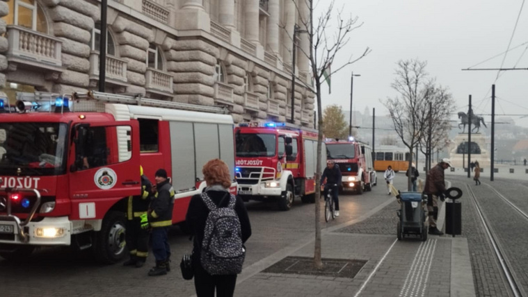 Fotókon és videón, ahogy kimenekítik a Duna alatt rekedt metró utasait