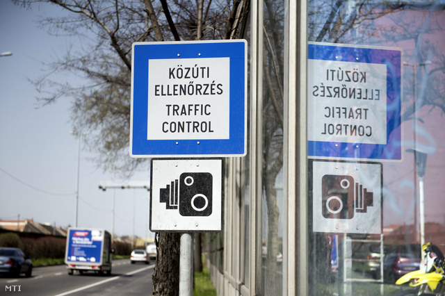 Az autósok a traffipaxok helyéről a táblákról is fontos információhoz juthatnak