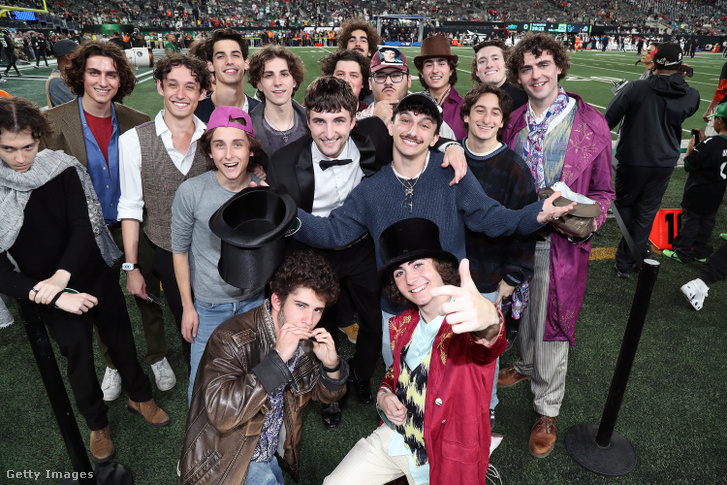 Timothée Chalamet hasonmásai a MetLife stadionban New Jersey-ben, 2024. október 31-én.