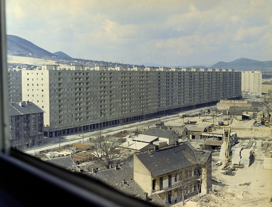 Kilátás a Kiscelli utcai házból a Szőlő utcai sávház (Faluház) felé, 1971