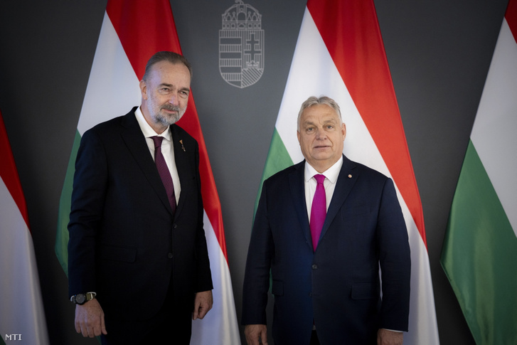 Orbán Viktor miniszterelnök (j) fogadja Habsburg Károly főherceget az Aranygyapjas rend nagymesterét (b) a Karmelita kolostorban 2024. november 29-én