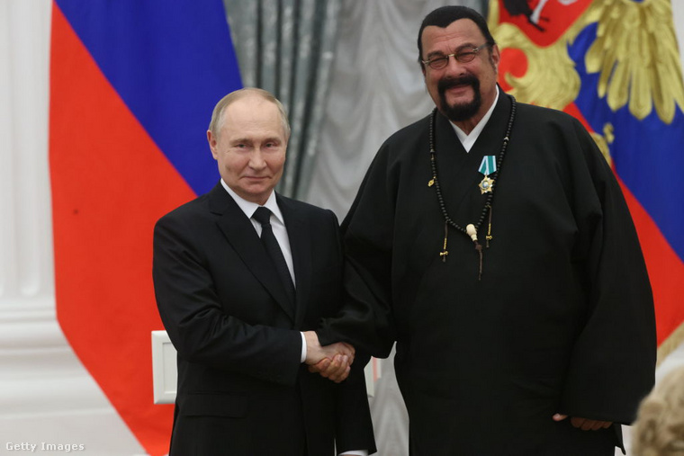 Kapcsolata Putyinnal&nbsp;Steven Seagal és Vlagyimir Putyin régóta jó barátok, a színész pedig nyíltan kiállt az orosz elnök politikája mellett, beleértve a Krím elfoglalását is