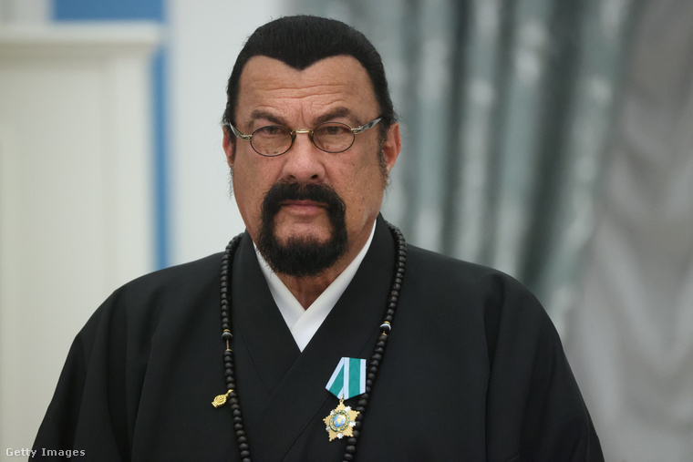 A harcművészből lett filmsztár, Steven Seagal karrierje tele van meghökkentő történetekkel, amelyeket sokan inkább figyelmen kívül hagynak – most mindent elárulunk.